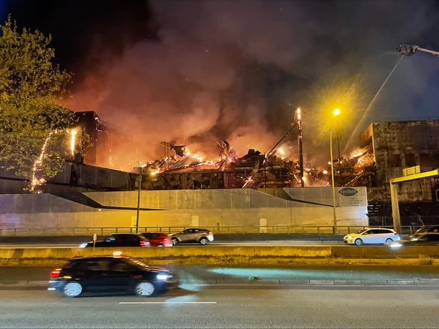 Les impressionnantes images de l’incendie d’un centre de tri du 17e arrondissement de Paris
