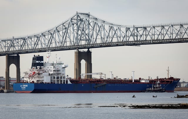 An oil tanker sails into New York Harbor as it arrives at the Port of New York and New Jersey following the Russian invasion of Ukraine, in Staten Island, New York City, U.S., March 10, 2022. REUTERS/Mike Segar/File Photo