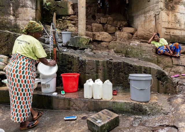À Kaweni (Mayotte), les habitants ont dû raccorder eux-mêmes le réseau d’eau potable en 2023.