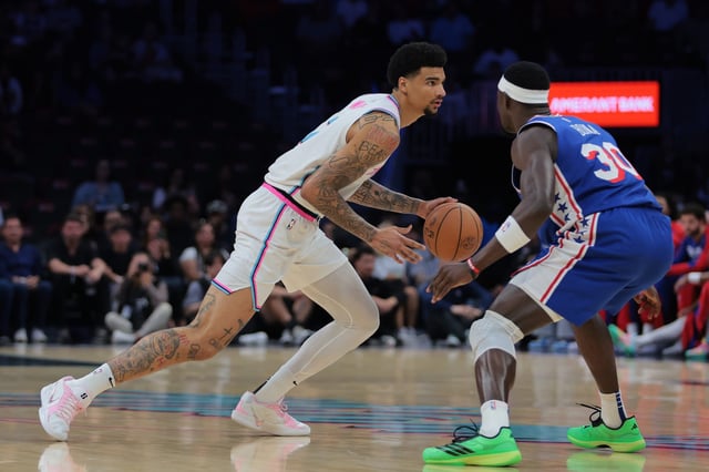 Adem Bona guards Kel'el Ware.