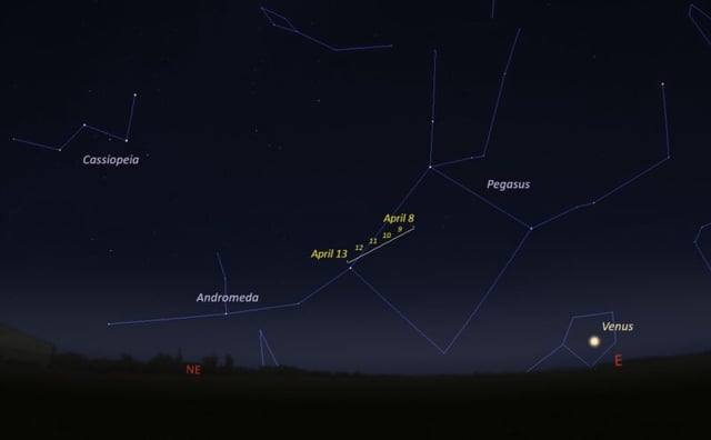 The path of Comet SWAN25F looking east-northeast before sunrise. Image via Eddie Irizarry/ Stellarium.