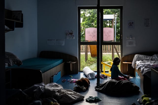 Des enfants jouent dans leur chambre du foyer d’accueil « La Maison », à Charbonnières-les-Bains (Rhône), le 25 mai 2022.