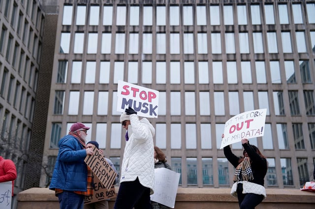 People gather to protest outside the Office of Personnel Management (OPM) headquarters after the Elon Musk-led Department of Government Efficiency (DOGE) was charged with oversight of OPM, in Washington, U.S. February 2, 2025.  REUTERS/Kent Nishimura/File Photo