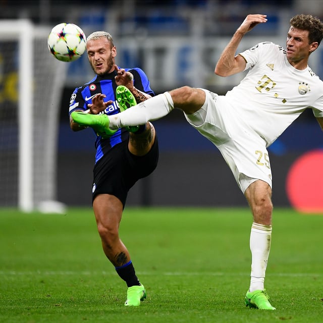 Thomas Müller (r.) im Duell mit Inters Federico Dimarco.