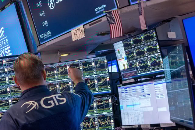 NEW YORK, NEW YORK - APRIL 07: Traders work on the floor of the New York Stock Exchange (NYSE) on April 07, 2025 in New York City. Markets around the world fell dramatically again on Monday as global leaders, businesses and economies try to understand and come to terms with President Trump's tariff policy.  (Photo by Spencer Platt/Getty Images)