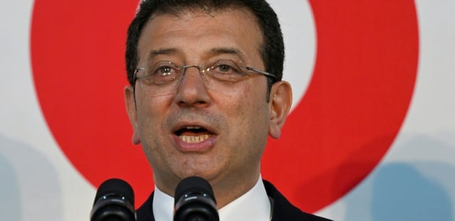 Ekrem Imamoglu, photographié le 31 mars 2024 à Istanbul, lors du dépouillement des élections municipales dont il était candidat et qu'il a remportées