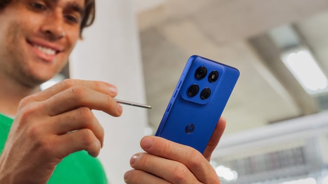 Moto G stylus in hand