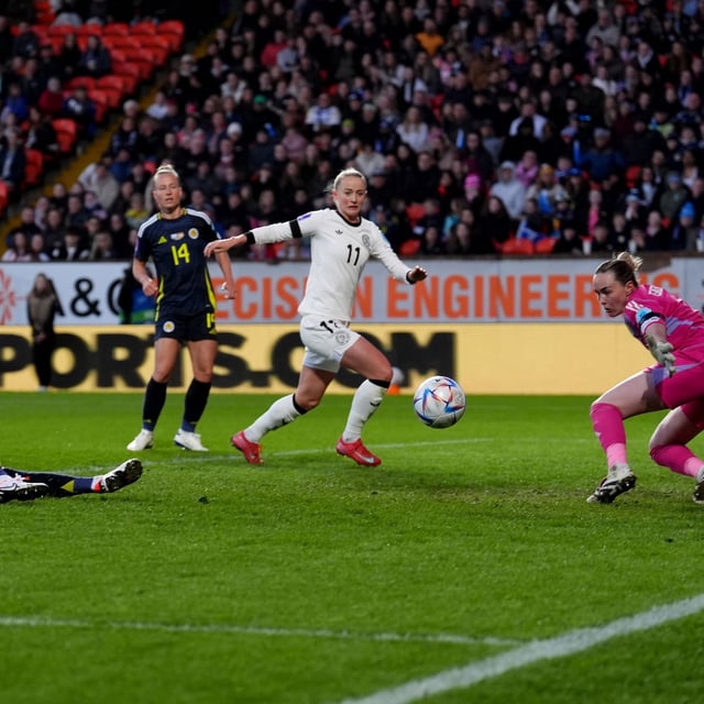 Szene aus dem Hinspiel: Schottlands Sophie Howard (l) schießt das Eigentor zum 0:2