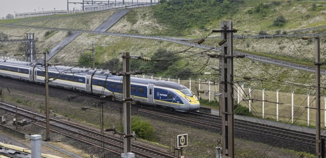 Un train arrivant au tunnel sous la Manche à Coquelles, dans le nord de la France, le 6 mai 2024