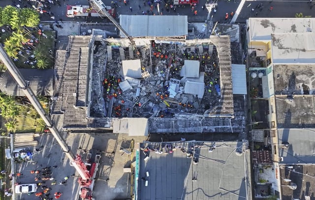Lors de l'intervention des secours après l'effondrement du toit du club Jet Set, à Santo Domingo, en République dominicaine, le mardi 8 avril 2025.
