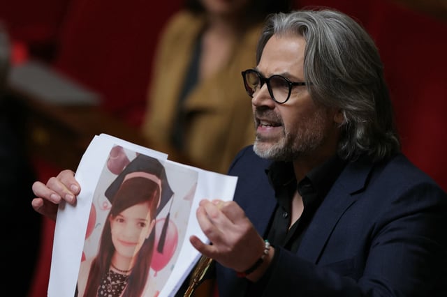 Aymeric Caron et les députés LFI brandissent des dizaines de photos d'enfants palestiniens