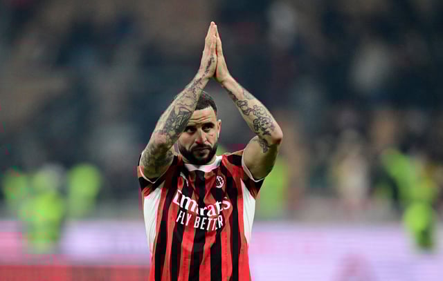 Soccer Football - Coppa Italia - Quarter Final - AC Milan v AS Roma - San Siro, Milan, Italy - February 5, 2025 AC Milan's Kyle Walker applauds fans after the match REUTERS/Daniele Mascolo