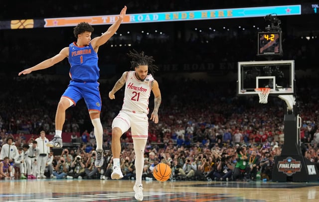 Apr 7, 2025; San Antonio, TX, USA; Houston Cougars guard Emanuel Sharp (21) loses the ball as he attempts to shoot against Florida Gators guard Walter Clayton Jr. (1) in the second half in the national championship game of the Final Four of the 2025 NCAA Tournament at the Alamodome. Mandatory Credit: Robert Deutsch-Imagn Images