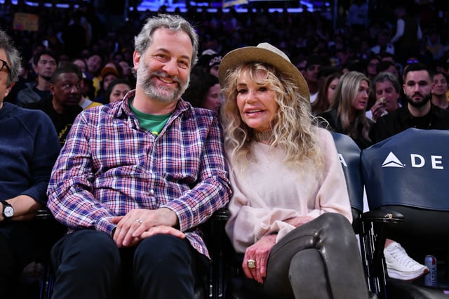  Judd Apatow and Dyan Cannon attend a basketball game between the Los Angeles Lakers and the San Antonio Spurs at Crypto.com Arena on March 17, 2025 in Los Angeles.