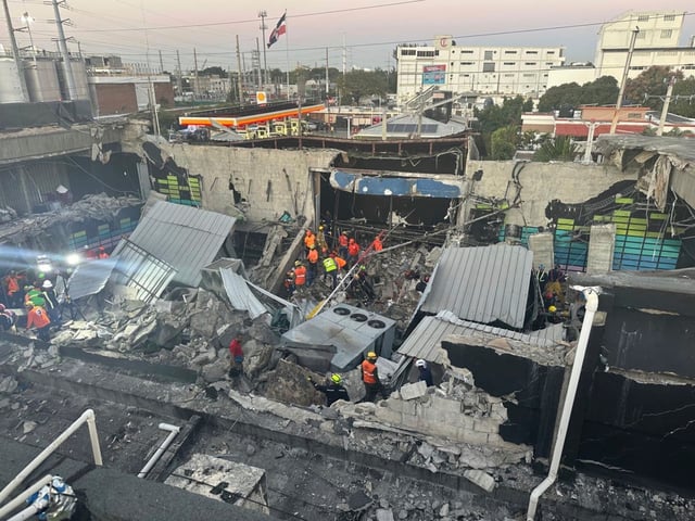Rettungskräfte suchen nach Überlebenden im Nachtclub "Jet Set", dessen Dach während eines Konzerts in Santo Domingo am frühen Dienstagmorgen eingestürzt ist.