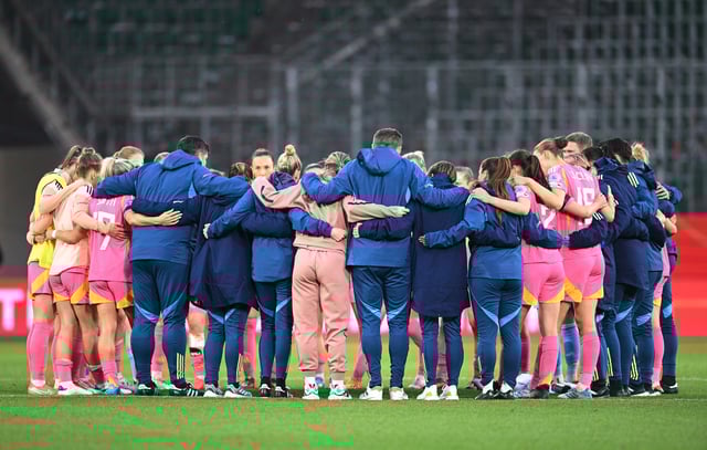 Soccer Football - Women's Nations League - League A - Germany v Scotland - Volkswagen Arena, Wolfsburg, Germany - April 8, 2025 Scotland players after the match REUTERS/Carmen Jaspersen