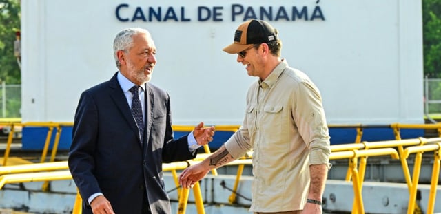 Le ministre américain de la Défense Pete Hegseth (à droite) et l'administrateur du Canal de Panama Ricaurte Vasquez, le 8 avril 2025