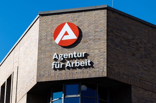 Das Logo der Agentur für Arbeit ist am 18.03.2025 am Behördengebäude der Agentur für Arbeit in München (Bayern) zu sehen.
