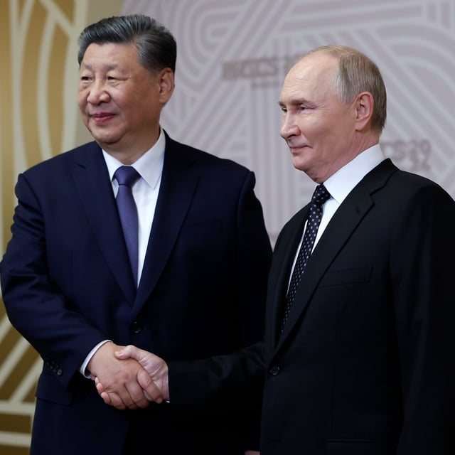 Der russische Präsident Wladimir Putin (r) und der chinesische Präsident Xi Jinping 