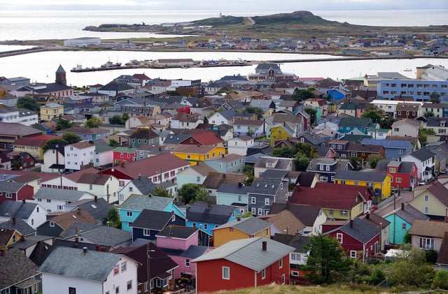 L’archipel de Saint-Pierre-et-Miquelon, un territoire français situé au large du Canada, se trouve sous le feu des projecteurs après que Laurent Wauquiez a proposé, mardi 8 avril 2025, d’y « enfermer » les personnes dangereuses sous OQTF.