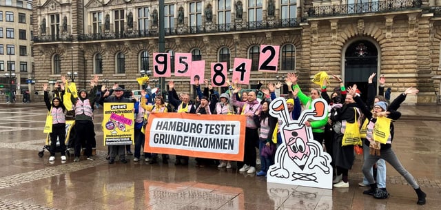 Vertreter der Volksinitiative „Hamburg testet Grundeinkommen“ bei der Übergabe ihrer Unterstützer-Unterschriften