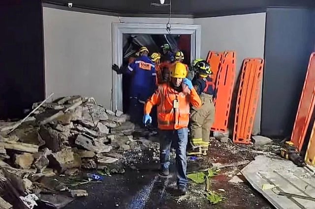 Einsatzkräfte im Gebäude