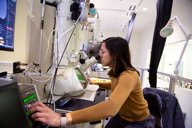 Researcher Kim Gruver looks at tissue samples in the electron microscopy lab at the Allen Institute in Seattle, U.S., in this photograph released on April 9, 2025. Allen Institute/Handout via REUTERS    THIS IMAGE HAS BEEN SUPPLIED BY A THIRD PARTY. NO RESALES. NO ARCHIVES