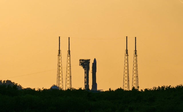 La fusée Atlas V de United Launch Alliance sur l'aire de lancement avec à son bord les satellites du Project Kuiper d'Amazon, à la station spatiale de Cape Canaveral, en Floride mercredi.