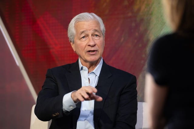 JPMorgan Chase CEO Jamie Dimon is finally addressing what experts say has been a workforce elephant-in-the-room: workers need to get off their phones during meetings.
