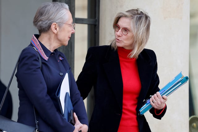 À gauche, Élisabeth Borne, ministre de l’Éducation ; à droite, Agnès Pannier-Runacher, ministre de la Transition écologique.