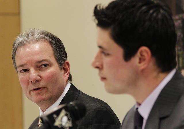 Pittsburgh Penguins' General Manager Ray Shero (L) looks towards Penguins star Sidney Crosby as he addresses the media on Crosby's injuries during a news conference prior to the Penguins' NHL hockey game against the Toronto Maple Leafs in Pittsburgh, Pennsylvania January 31, 2012. REUTERS/Jason Cohn/File Photo