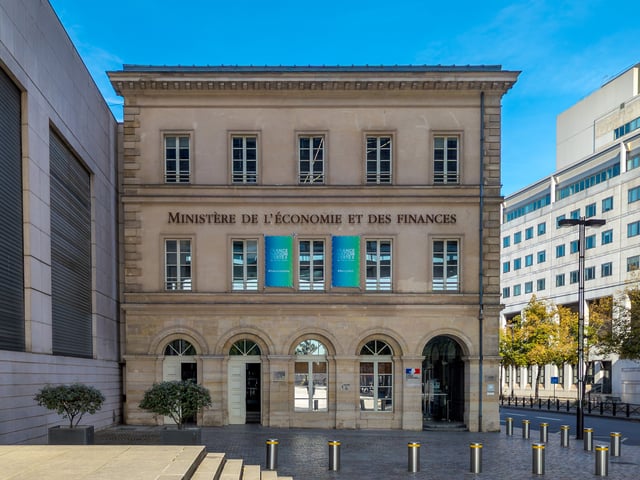 Entrée du bâtiment abritant le ministère français de l’Économie et des Finances, en charge notamment de la gestion des finances publiques et de la collecte de l’impôt.