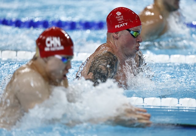 Paris 2024 Olympics - Swimming - Men's 100m Breaststroke Final - Paris La Defense Arena, Nanterre, France - July 28, 2024.  Adam Peaty of Britain in action. REUTERS/Clodagh Kilcoyne