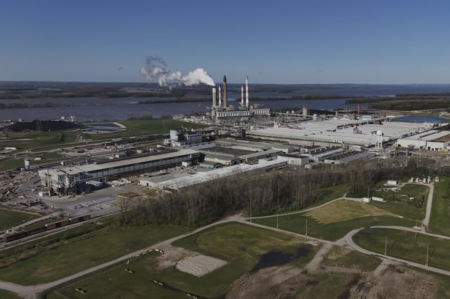 The Warrick Power Plant, a coal-powered generating station, operates on Tuesday, April 8, 2025, in Newburgh, Ind. (AP Photo/Joshua A. Bickel)