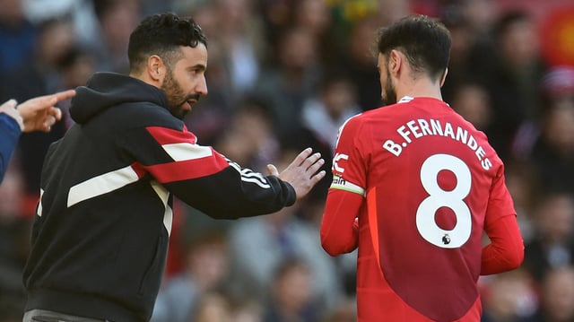 L’entraîneur de Manchester United Ruben Amorim (à gauche) et son capitaine Bruno Fernandes (à droite).