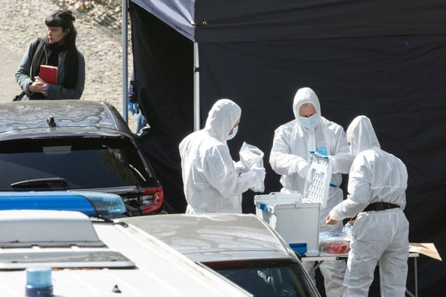 Machete. Polizeibeamte der Spurensicherung in weißen Schutzanzügen arbeiten am Fundort des toten Rumänen in Berlin. Foto: picture alliance/dpa | Hannes P Albert