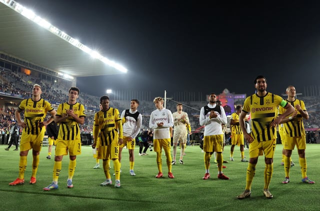 Soccer Football - Champions League - Quarter Final - First Leg - FC Barcelona v Borussia Dortmund - Estadi Olimpic Lluis Companys, Barcelona, Spain - April 9, 2025 Borussia Dortmund players look dejected after the match REUTERS/Albert Gea