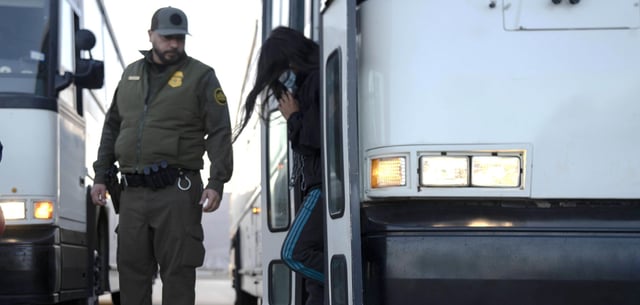 Ein US-Grenzschützer und ein Migrant ohne gültigen Aufenthaltstitel