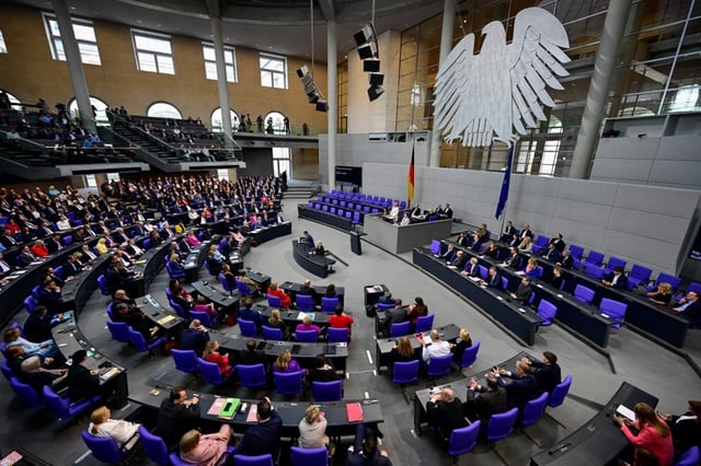 « Le nouveau gouvernement ne doit pas moins que relancer l’économie en récession depuis deux ans, poursuivre sa conversion énergétique, moderniser les infrastructures du pays, mais aussi préparer le renforcement de son armée face au désengagement américain ou encore régler sa politique migratoire. »