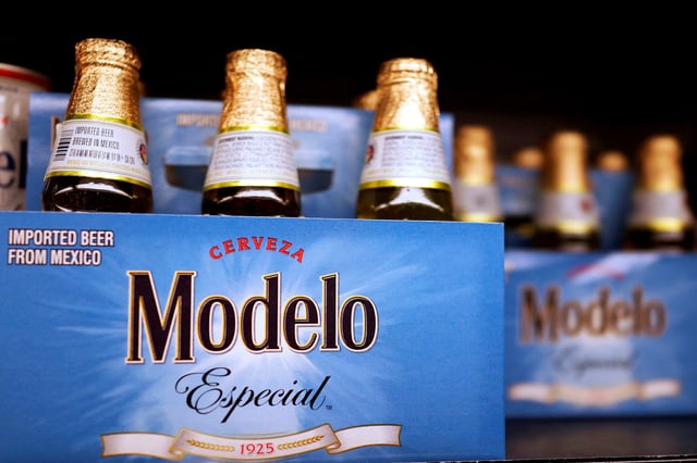 Bottles of the beer, Modelo, a brand of Constellation Brands Inc., sit on a supermarket shelf in Los Angeles, California April 1, 2015.  REUTERS/Lucy Nicholson/File Photo