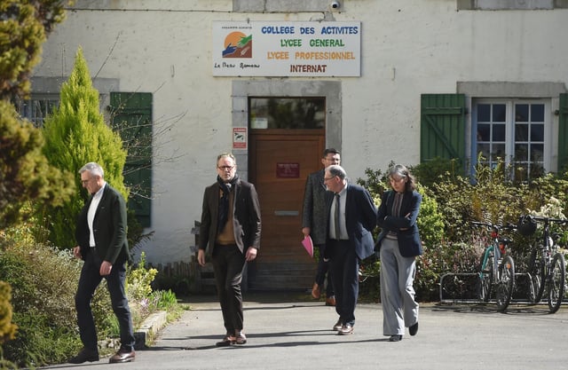 Des membres de l’Inspection académique de Bordeaux arrivent au groupe scolaire Le Beau Rameau, à Lestelle-Bétharram, le 17 mars.