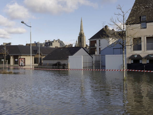 La télévision et la radio française «tirent largement la désinformation climatique à la hausse», alertent trois ONG.