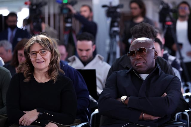 Wilfrid Mbappe und Fayza Lamari (l.), die Eltern von Kylian Mbappé, bei der Pressekonferenz