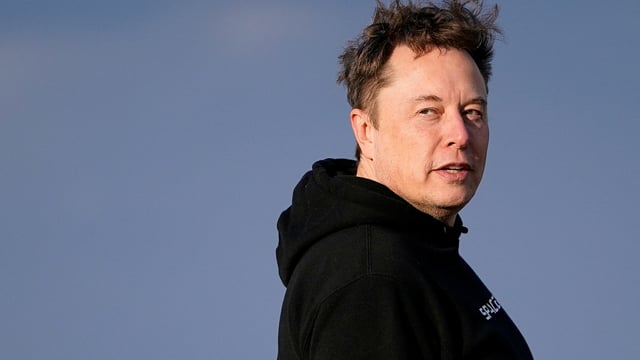 FILE PHOTO: Tesla CEO Elon Musk walks to board Air Force One with U.S. President Donald Trump (not pictured) as they depart for Philadelphia, Pennsylvania, from Morristown Municipal Airport in Morristown, New Jersey, U.S., March 22, 2025. REUTERS/Nathan Howard/File Photo