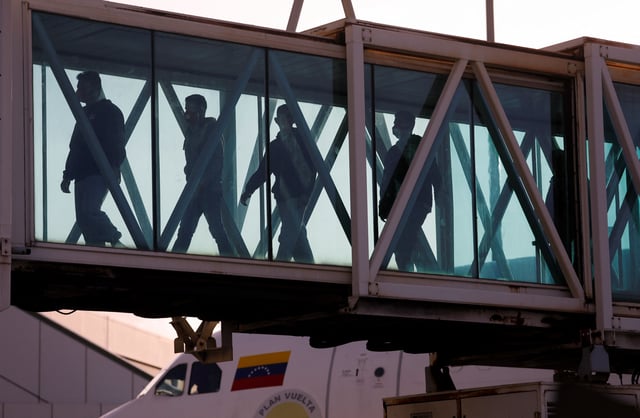 Venezuelan migrants arrive after being deported from the United States, at Simon Bolivar International Airport, in Maiquetia, Venezuela, April 3, 2025. REUTERS/Leonardo Fernandez Viloria/File Photo