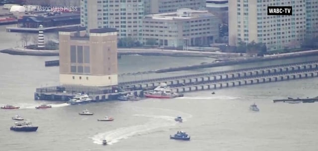 Rettungsboote umkreisen die Unglücksstelle im New Yorker Hudson River
