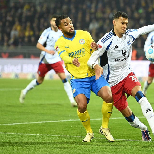 Szene aus dem Hinspiel: HSV-Profi Davie Selke (r) gegen Braunschweigs Leon Bell Bell