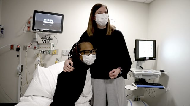 FILKE - Pig kidney transplant recipient Towana Looney sits with transplant surgeon Dr. Jayme Locke on Dec. 10, 2024, at NYU Langone Health in New York. (AP Photo/Shelby Lum, File)