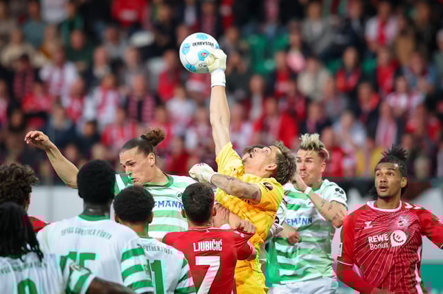 Der Fürther Torwart Nahuel Noll (M.) boxt den Ball aus der Menge