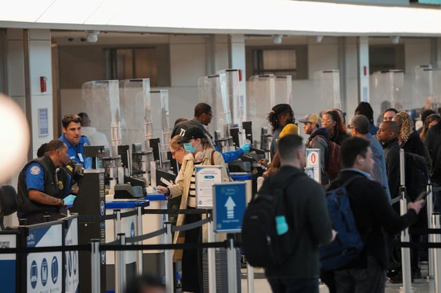 Passengers stand in line at Ronald Reagan Washington National Airport in Arlington, Virginia, U.S., January 31, 2025. REUTERS/Jeenah Moon/File Photo